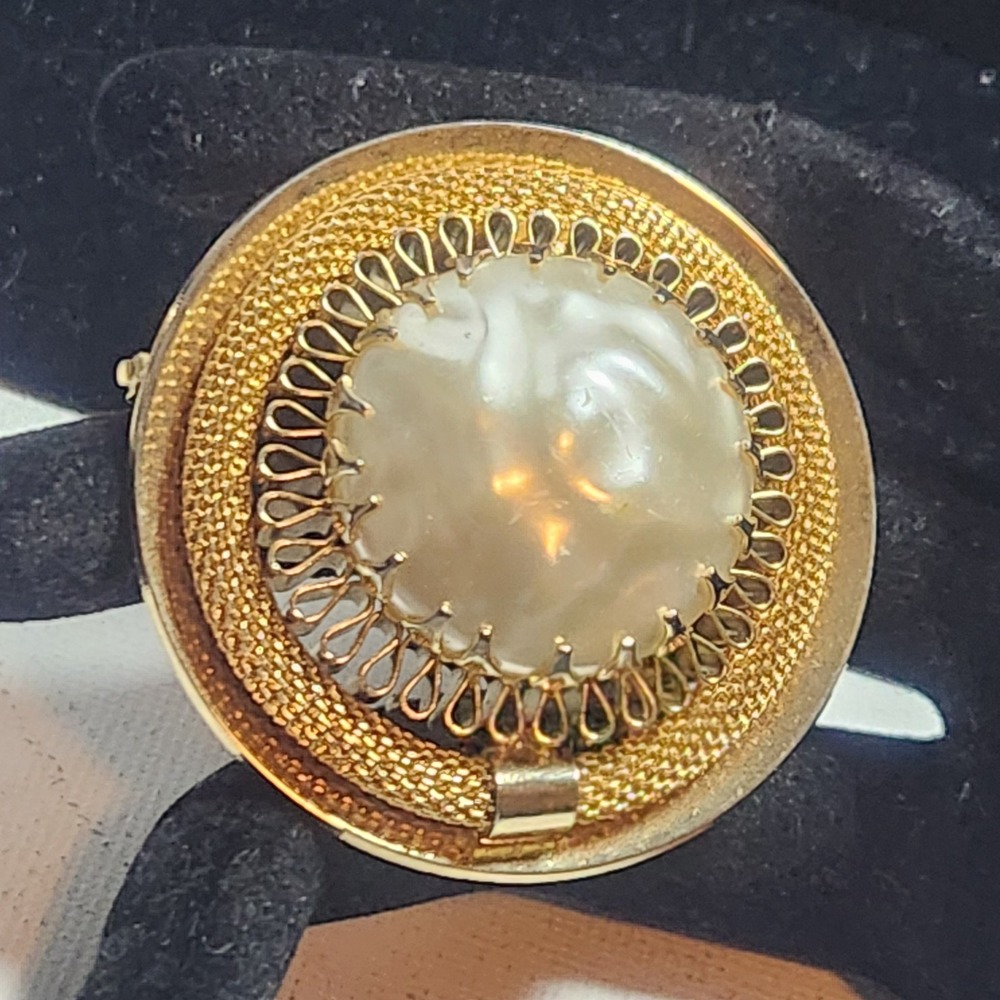 Vintage‎ Gold Tone  Baroque Pearl Mesh Circle Brooch Pin